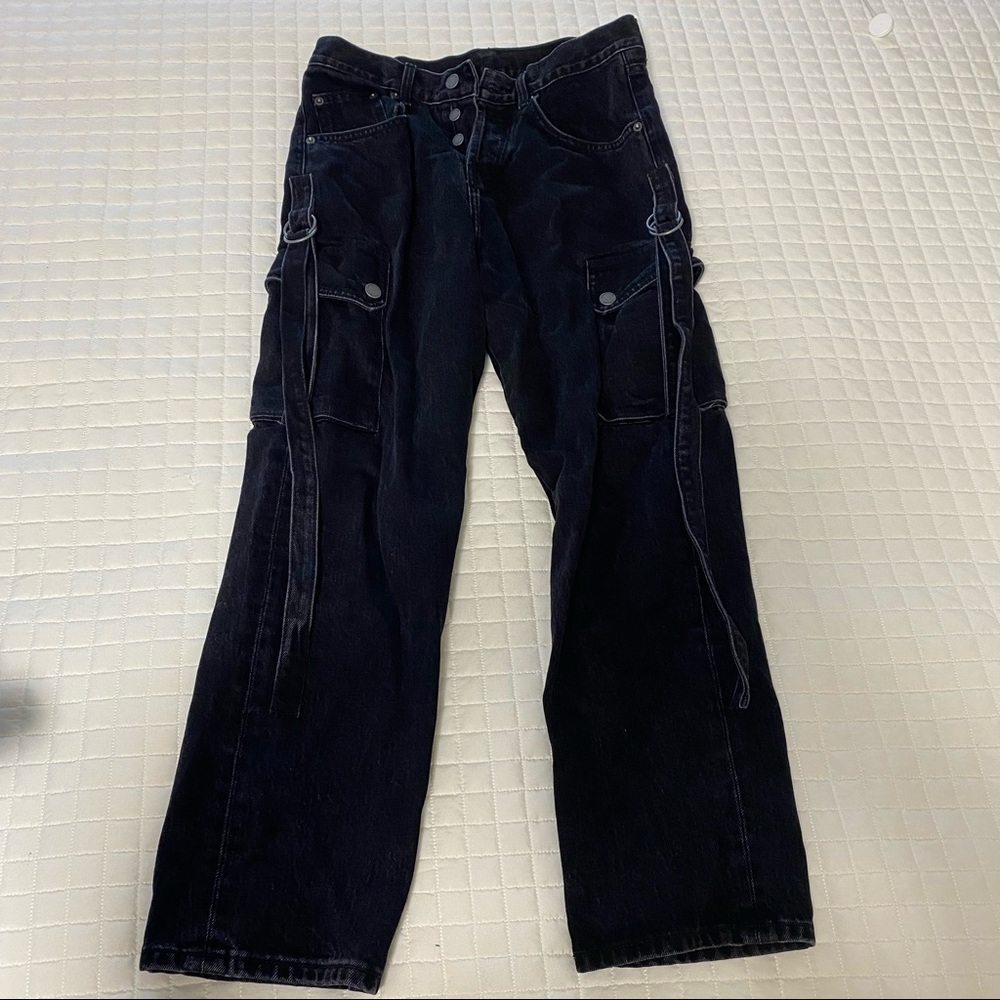 HIGH-WAISTED BLACK CARGO CARMAR JEANS